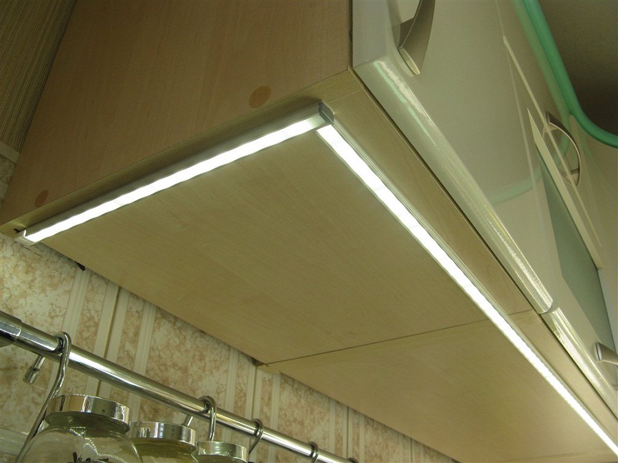 установка профиля для светодиодной ленты на кухне